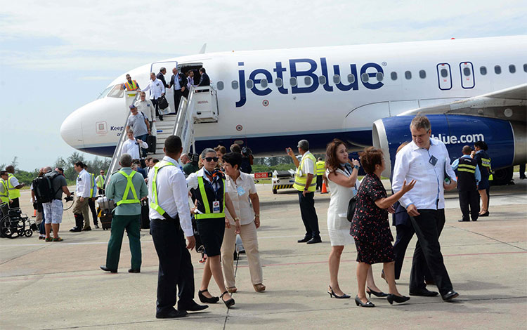 Llegada de pasajeros del aerobús de JetBlue a Santa Clara. Llegada de pasajeros del aerobús de JetBlue a Santa Clara.