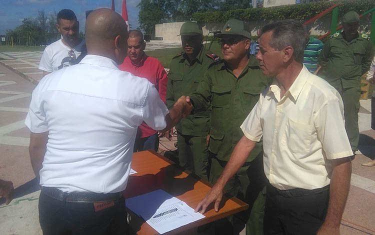 Conductores de motonetas y guaguas firman compromiso. Conductores de motonetas y guaguas firman compromiso.