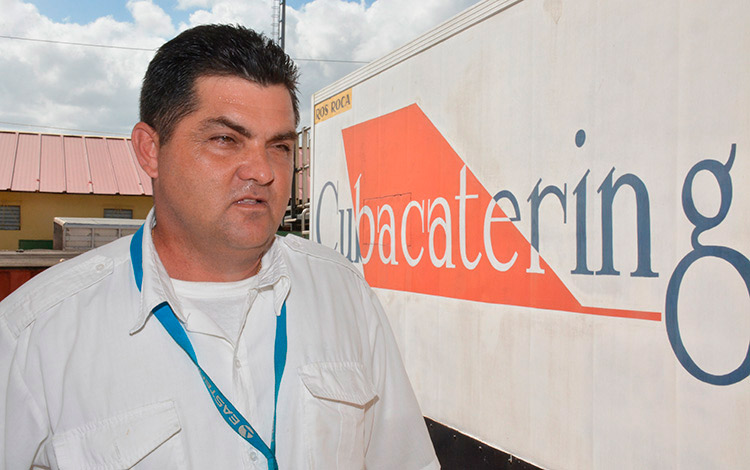 Dependiente gastronómico de Cubacatering Santa Clara. Ernesto, dependiente gastronómico de Cubacatering Santa Clara.