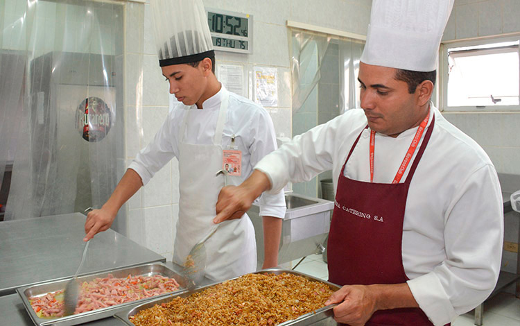 Cocineros de Cubacatering Santa Clara, del aeropuerto internacional Abel Santamaría. Cocineros de Cubacatering Santa Clara, del aeropuerto internacional Abel Santamaría.