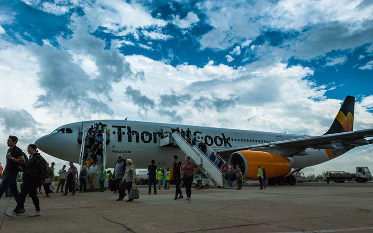 Pasajeros de vuelo que reinició la ruta Manchester-Santa Clara-Manchester, de la aerolínea inglesa Thomas Cook. Pasajeros de vuelo que reinició la ruta Manchester-Santa Clara-Manchester, de la aerolínea inglesa Thomas Cook.