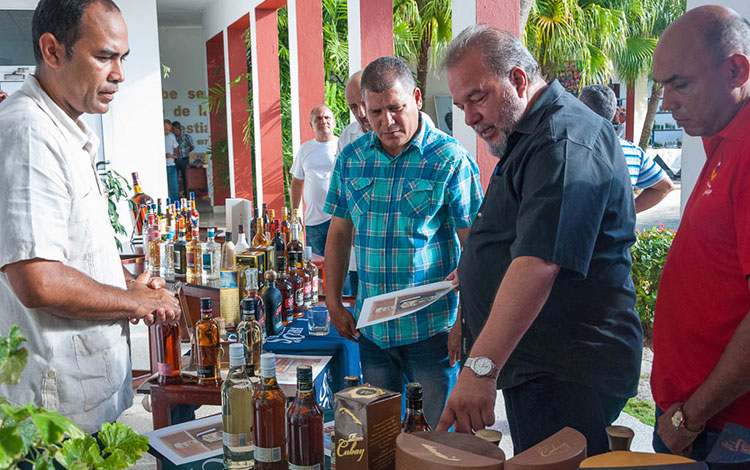 Manuel Marrero, ministro de Turismo, recorre instalaciones de Villa Clara.