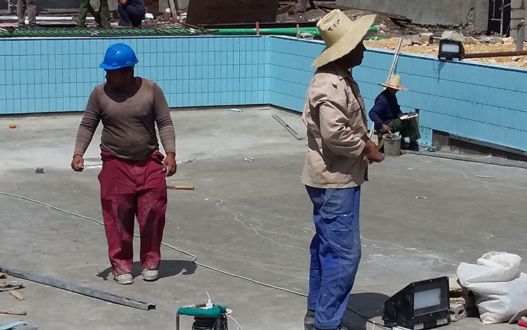 Piscina en construcción del Hotel Sagua.