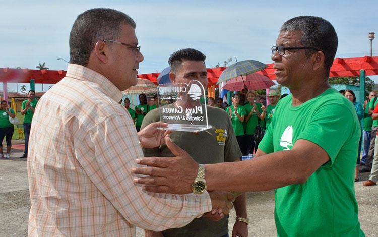 Jorge Luis Cabello, director de la base Ganuza, recibió la distinción Colectivo 37 Aniversario. Jorge Luis Cabello, director de la base Ganuza, recibió la distinción Colectivo 37 Aniversario.