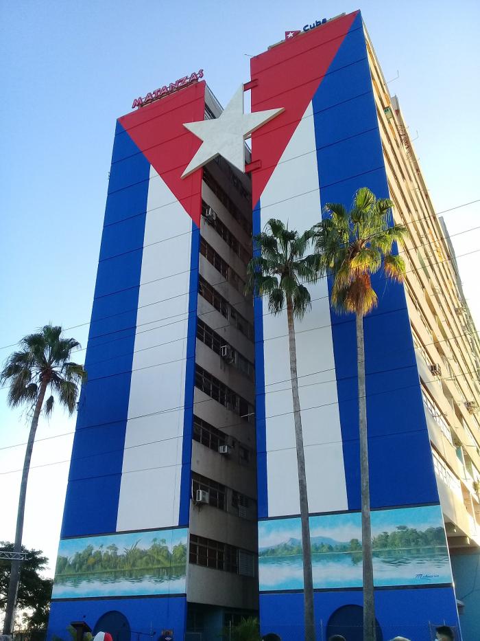 Edificio de Matanzas con pintura de la bandera cubana en la fachada. Edificio de Matanzas con pintura de la bandera cubana en la fachada.