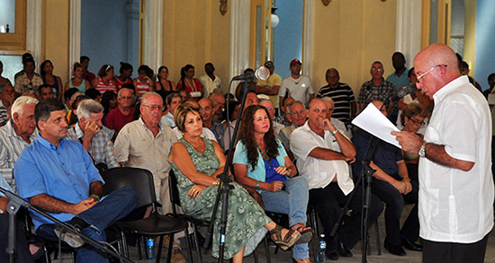 Guillermo Pavón Pacheco, vicepresidente del ICRT, felicitó a los premiados y a los trabajadores de la radio cubana.