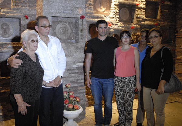 Antonio Guerrero junto a su familia rinden tributo al Che, en Santa Clara, Villa Clara.