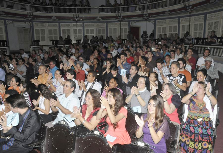 público en el teatro la caridad, villa clara