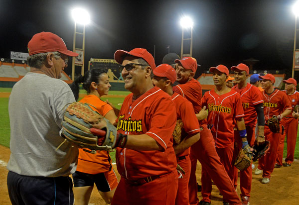 saludo entre los equipos comicos y villa clara