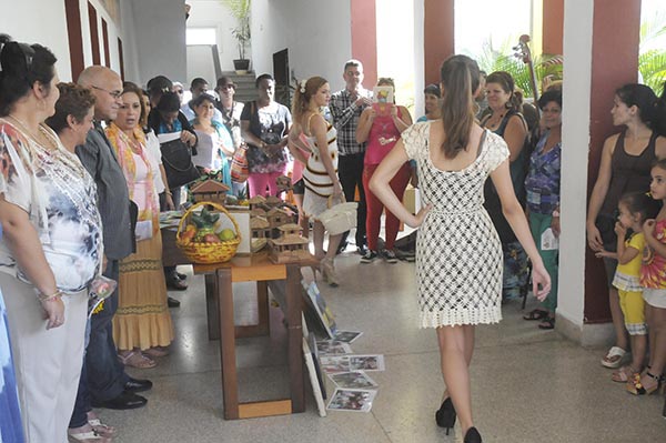 Desfile de modas, en taller de trabajo comunitario.