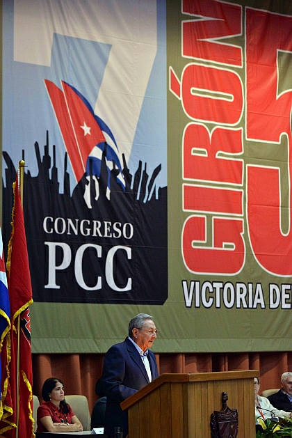 Raúl Castro en la clausura del 7.o Congreso del PCC. Raúl Castro en la tribuna durante clausura del 7.o Congreso del PCC.