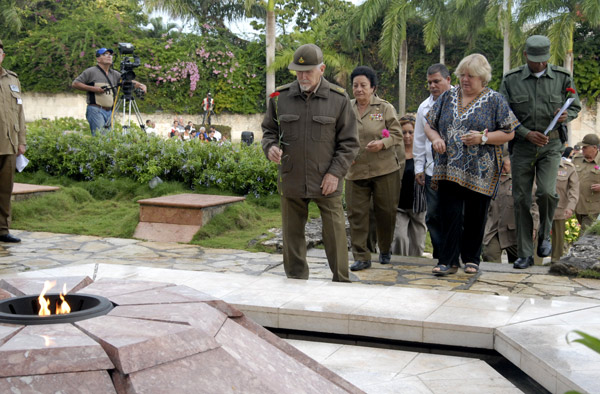 Ceremonio familiar con honores militares en Plaza de la Revolución, Santa Clara