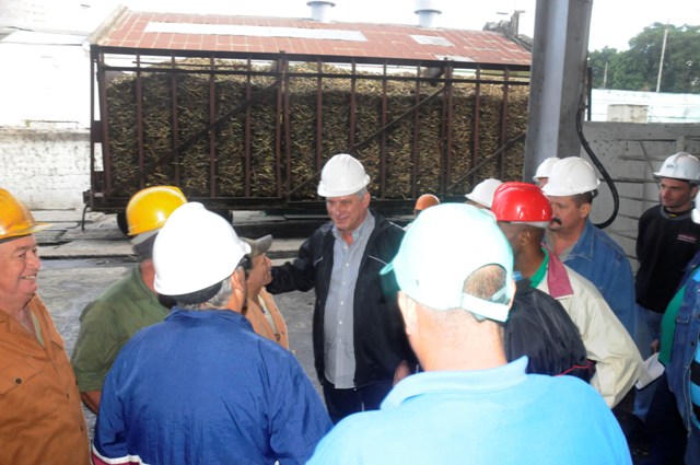 Miguel Díaz-Canel en ingenio Ifraín Alfonso, Villa Clara