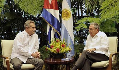 07-03-raul-castro-recibio-a-ministro-defensa-argentina-agustin-rossi.jpg