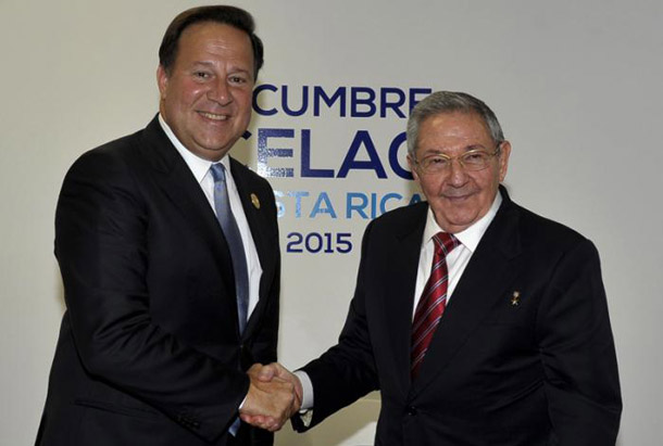 Raúl junto al presidente de Panamá Juan Carlos Varela