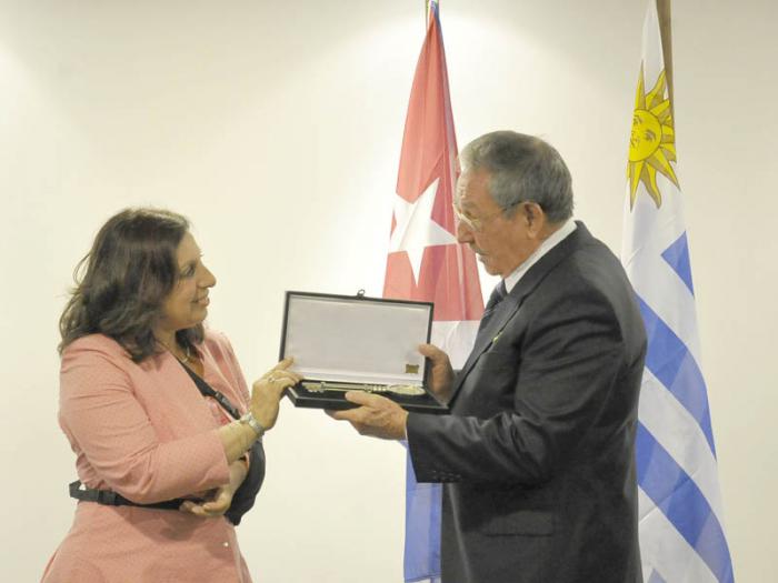 Recibe Raúl Castro llave de Montevideo.