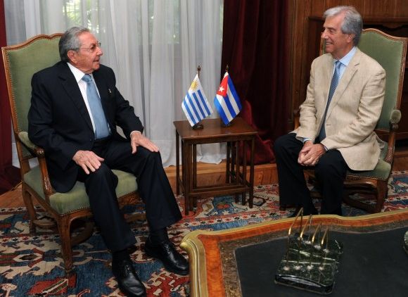 Encuentro entre Raúl Castro y Tabaré Vázquez, en Uruguay.