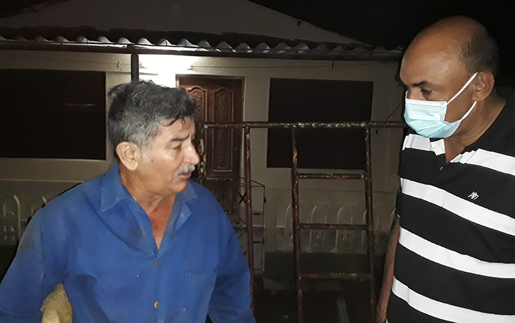 Gobernador de Villa Clara conversa con campesino de la CCS 17 de Mayo, de Santa Clara. Gobernador de Villa Clara conversa con campesino de la CCS 17 de Mayo, de Santa Clara.
