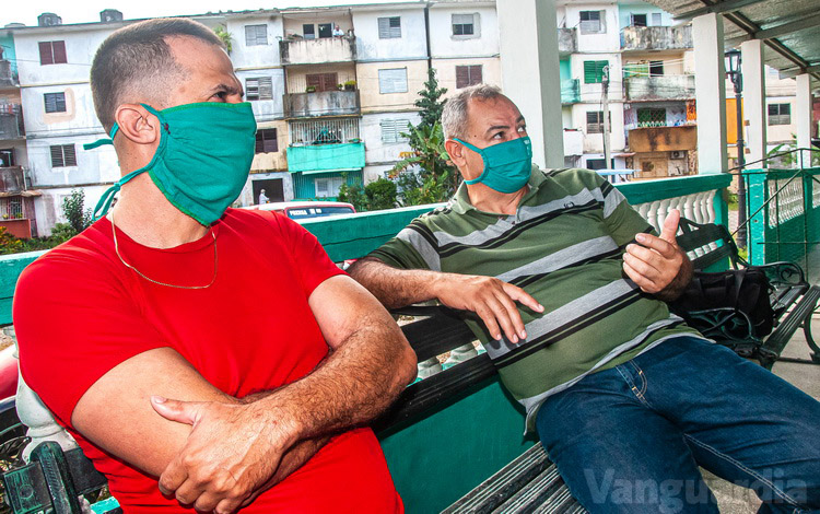 Doctores Liván Rodríguez Alonso y Ramón Cardoso Arteaga, jefes de los departamentos de Sanidad Animal en el municipio de Santa Clara y en la provincia Villa Clara, respectivamente. Doctores Liván Rodríguez Alonso y Ramón Cardoso Arteaga, jefes de los departamentos de Sanidad Animal en el municipio de Santa Clara y en la provincia Villa Clara, respectivamente.