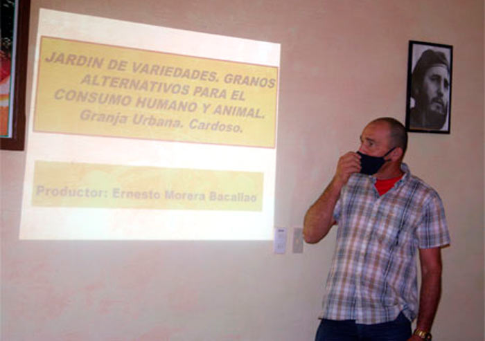 Productor Ernesto Morera, destacado en el empleo de la ciencia y la técnica en la agricultura. Productor Ernesto Morera, destacado en el empleo de la ciencia y la técnica en la agricultura.