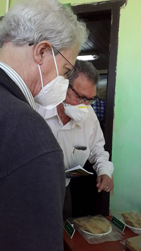 Frei Betto, junto al director del Inivit, recorre exposición sobre los logros del centro científico villaclareño. Frei Betto, junto al director del Inivit, recorre exposición sobre los logros del centro científico villaclareño.