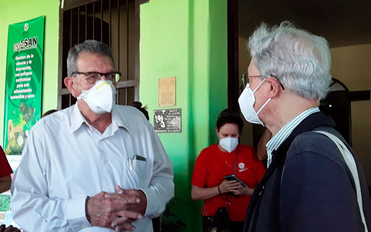 ctor del Inivit, recorre exposición sobre los logros del centro científico villaclareño. Frei Betto, junto al director del Inivit, recorre exposición sobre los logros del centro científico villaclareño.