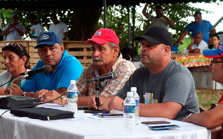 Osnay Miguel Colina, primer secretario del PCC en Villa Clara, durante el encuentro con productores agropecuarios de Camajuaní. Osnay Miguel Colina, primer secretario del PCC en Villa Clara, durante el encuentro con productores agropecuarios de Camajuaní.