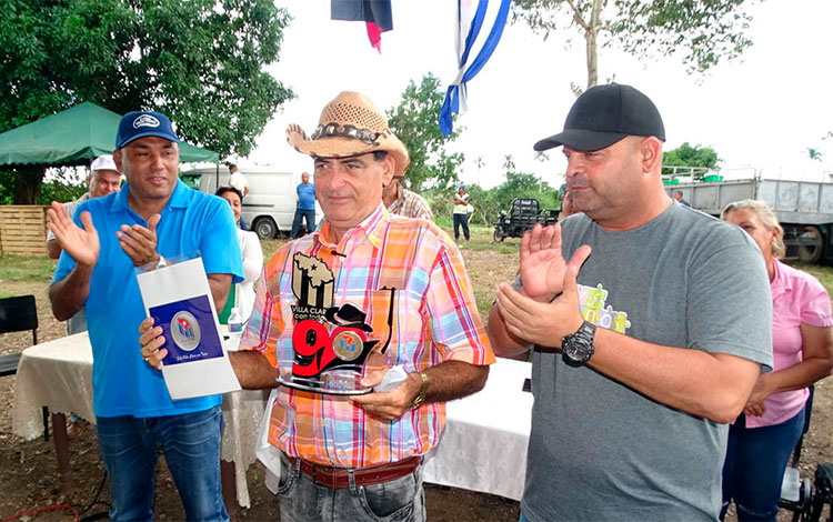 Rolando Ruíz Rodríguez recibió el sello «Villa Clara con Todos » en nombre del Movimiento 90x90. Rolando Ruíz Rodríguez recibió el sello «Villa Clara con Todos » en nombre del Movimiento 90x90.