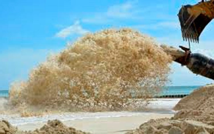 Vertimiento de arena en una playa.