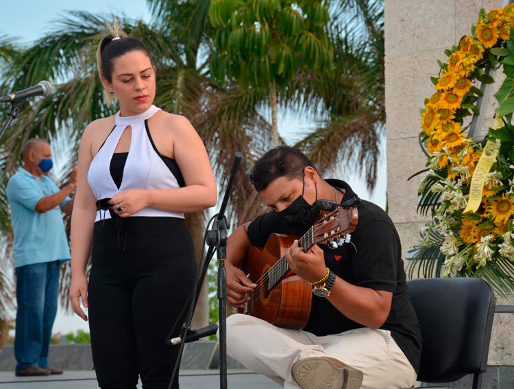 La cantante Anaili Pérez y el guitarrista Yoandy Guerra.