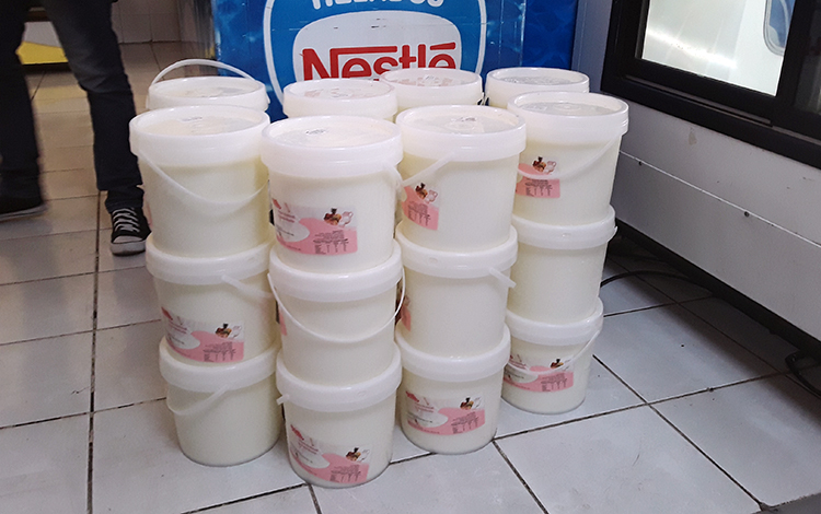 No quedaban diez cubetas de yogurt, sino 30 por vender a la población. (Foto: Francisnet Díaz Rondón) No quedaban diez cubetas de yogurt, sino 30 por vender a la población. (Foto: Francisnet Díaz Rondón)