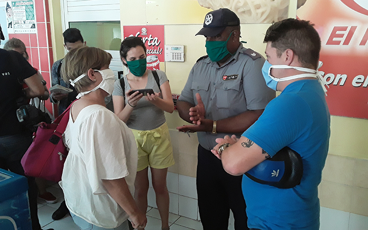 El capitán Faustino Rodríguez Mestre dio parte de la situación a María Eugenia Veitía Fernández, gerente general de la entidad (extremo izquierdo), y Yasmany Jorrín Santos, gerente del Complejo Santa Clara de Cimex. (Foto: Francisnet Díaz Rondón) El capitán Faustino Rodríguez Mestre dio parte de la situación a María Eugenia Veitía Fernández, gerente general de la entidad (extremo izquierdo), y Yasmany Jorrín Santos, gerente del Complejo Santa Clara de Cimex. (Foto: Francisnet Díaz Rondón)