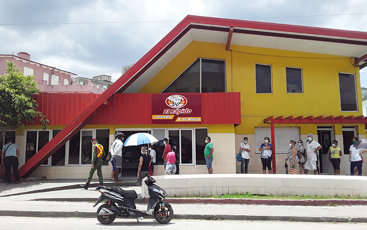 Las personas aguardaban su turno para adquirir una cubeta de yogurt en la cafetería El Rápido «8 de Marzo », de la empresa Cimex, en Santa Clara. (Foto: Francisnet Díaz Rondón) Las personas aguardaban su turno para adquirir una cubeta de yogurt en la cafetería El Rápido «8 de Marzo », de la empresa Cimex, en Santa Clara. (Foto: Francisnet Díaz Rondón)