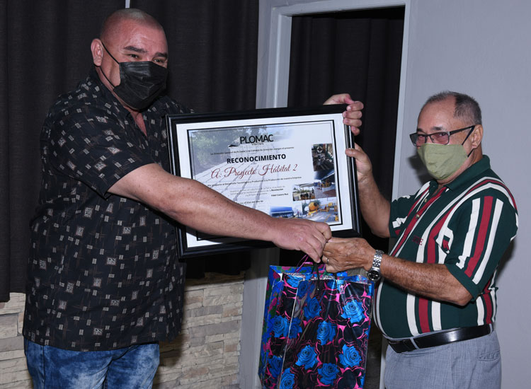 Reconocimiento al máster Pedro Seijo Pérez (derecha), codirector del Proyecto Hábitat-2, de la UCLV «Marta Abreu» de Las Villas. Reconocimiento al máster Pedro Seijo Pérez (derecha), codirector del Proyecto Hábitat-2, de la UCLV «Marta Abreu» de Las Villas.