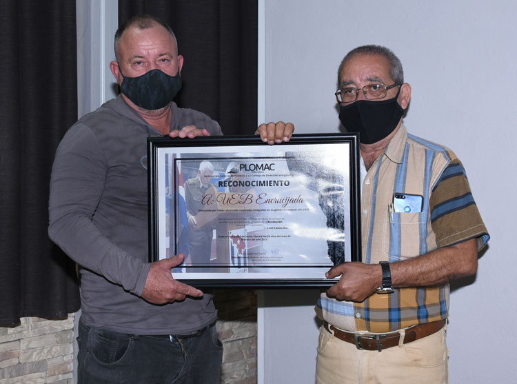 Reconocimiento de la empresa Plomac a la UEB Encrucijada. Reconocimiento de la empresa Plomac a la UEB Encrucijada.