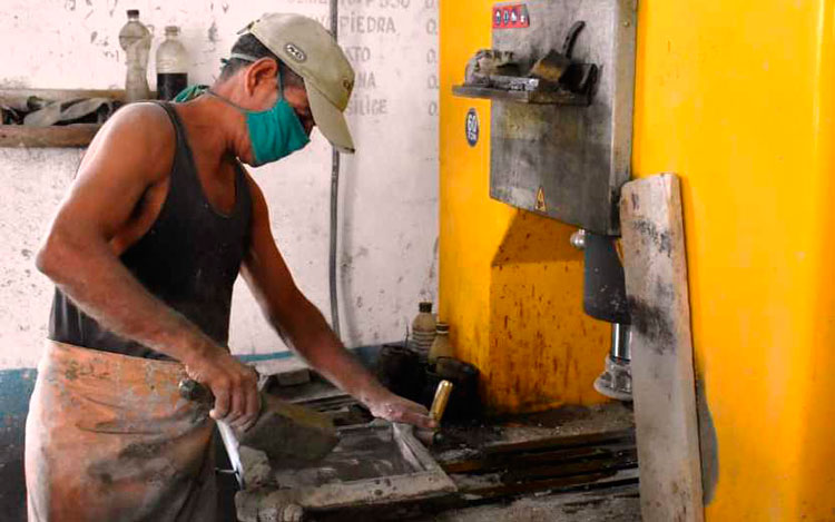 on más de 30 años de experiencia, Ricardo Ríos Faife resulta uno de los trabajadores más destacados de la UEB de Camajuaní y será uno de los que reciba la medalla Armando Mestre en el acto por el Día del Constructor. (Foto: Carlos Torres) on más de 30 años de experiencia, Ricardo Ríos Faife resulta uno de los trabajadores más destacados de la UEB de Camajuaní y será uno de los que reciba la medalla Armando Mestre en el acto por el Día del Constructor. (Foto: Carlos Torres)