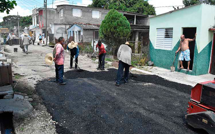 La pavimentación de algunas calles en el barrio Condado ha sido una de las acciones de mayor satisfacción para los pobladores de la populosa barriada santaclareña, gracias al asfalto producido en la UEB Osvaldo Herrera. (Foto: Carlos Torres) La pavimentación de algunas calles en el barrio Condado ha sido una de las acciones de mayor satisfacción para los pobladores de la populosa barriada santaclareña, gracias al asfalto producido en la UEB Osvaldo Herrera. (Foto: Carlos Torres)