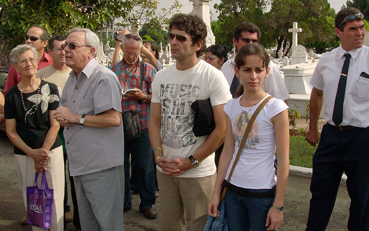Eusebio Leal, junto a la delegación de Villa Clara, rinde homenaje a Marta Abreu.