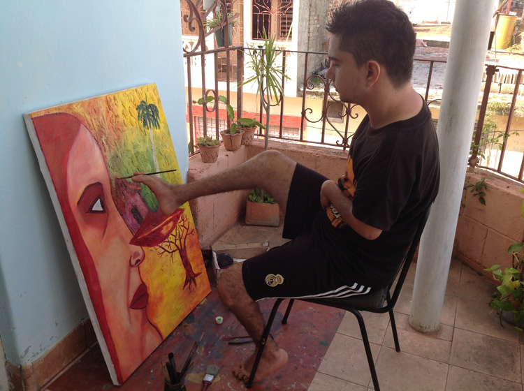 Orlandito joven pintor de Santa Clara que pinta con los pies. Orlandito joven pintor de Santa Clara que pinta con los pies.
