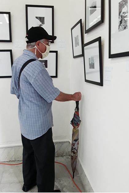 Público aprecia la exposición Che fotógrafo. Público aprecia la exposición Che fotógrafo.