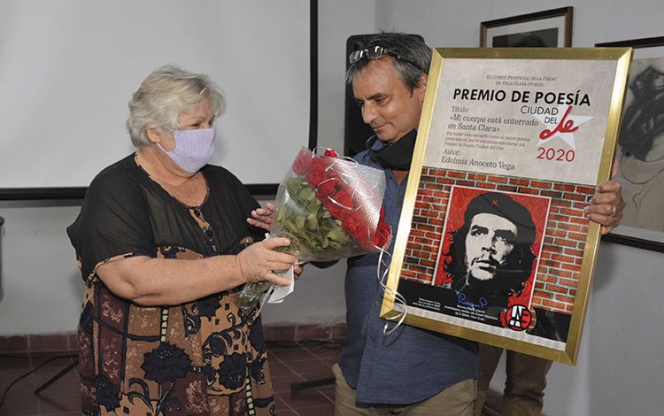 Edelmis Anoceto recibe Premio Ciudad del Che, en Santa Clara. Edelmis Anoceto recibe Premio Ciudad del Che, en Santa Clara.