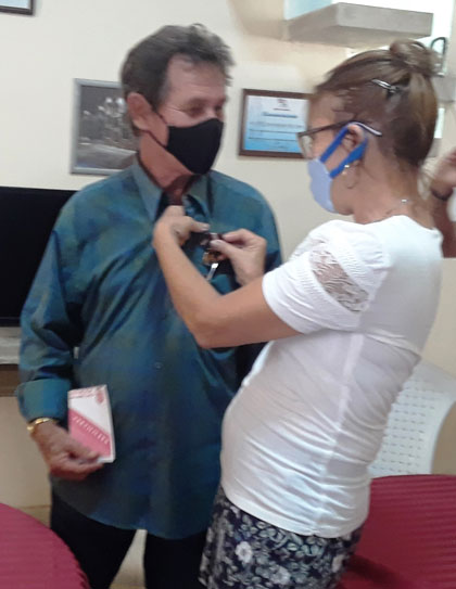 El periodista Luis Machado Ordetx recibe la medalla Raúl Gómez García. El periodista Luis Machado Ordetx recibe la medalla Raúl Gómez García.