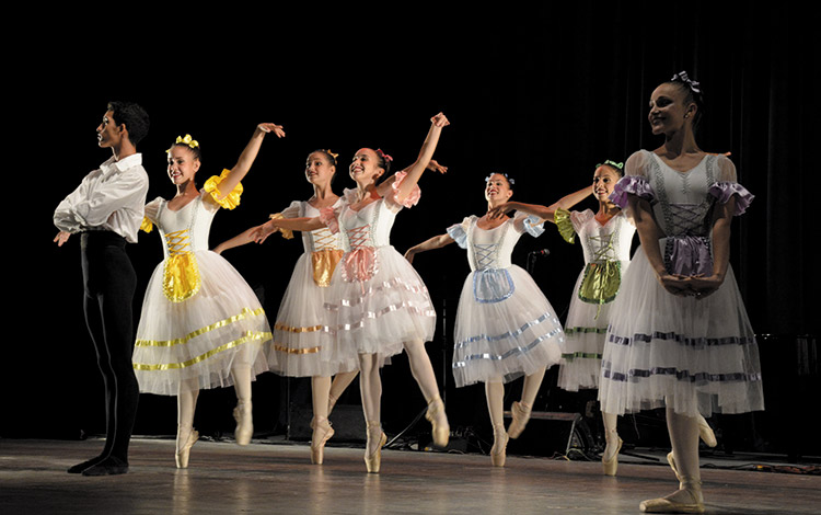 Estudiantes de la especialidad de ballet del Centro Provincial de la Enseñanza Artística de Villa Clara. Estudiantes de la especialidad de ballet del Centro Provincial de la Enseñanza Artística de Villa Clara.