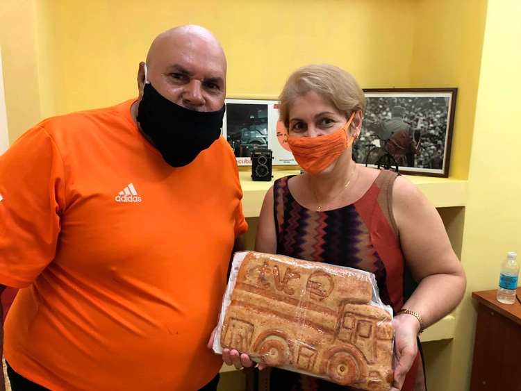 Directora de Telecubanacán Directora de Telecubanacán recibe reconocimiento