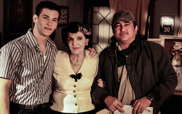 Actor Carlos Alberto Méndez, junto a la actriz Eslinda Núñez y el director de la novela Santa Marí­a del Porvenir, Rolando Chiong.