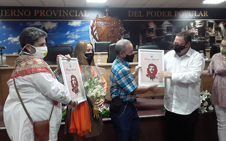Entrega de la condición de Proeza Laboral a Hilda Cárdenas Conyedo. Entrega de la condición de Proeza Laboral a Hilda Cárdenas Conyedo.