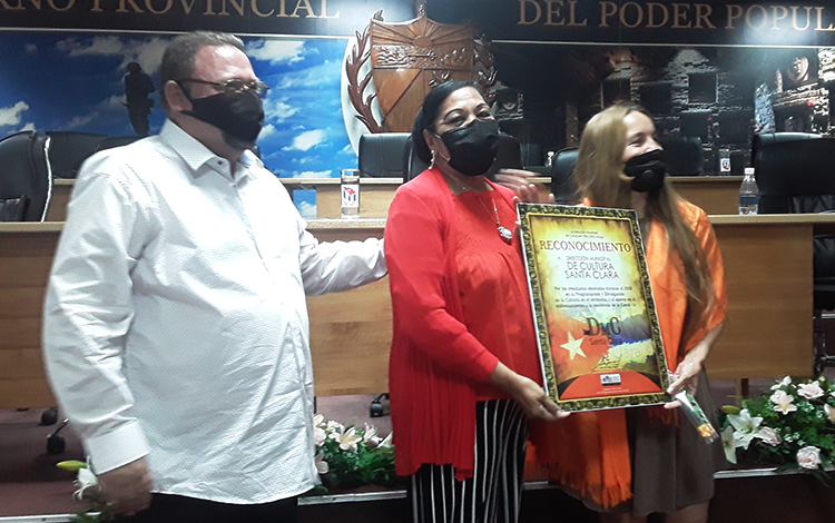 Entrega de reconocimiento a la Dirección Municipal de Cultura de Santa Clara. Entrega de reconocimiento a la Dirección Municipal de Cultura de Santa Clara.