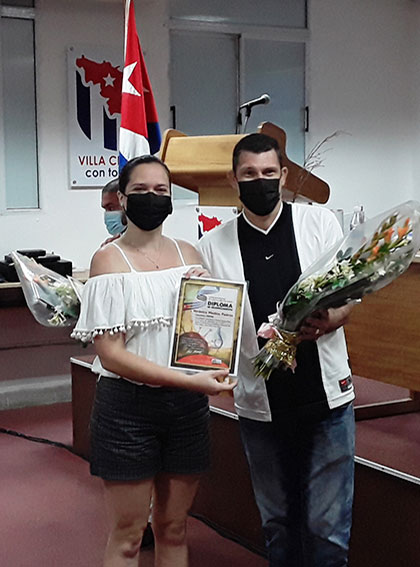 Profesora Verónica Medina, participante en la lucha contra la COVID-19. Profesora Verónica Medina, participante en la lucha contra la COVID-19.