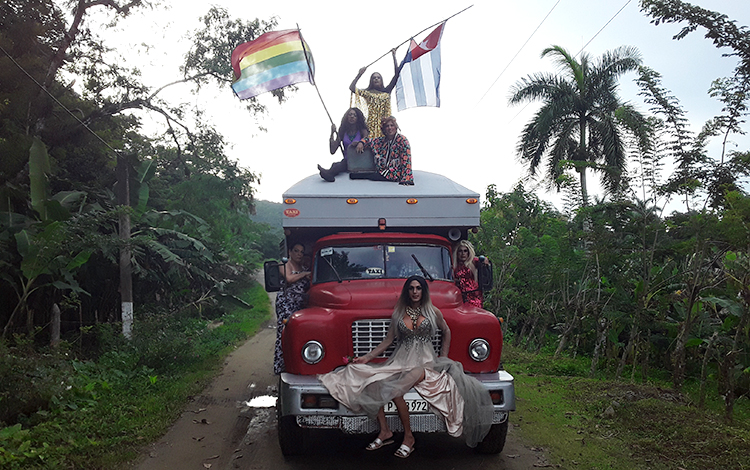 En la sala Margarita Casallas, de El Mejunje, se exhibirá el documental En zona rosa, con el que esa institucion dará inicio a una campaña en apoyo al nuevo Código de las familias cubanas. (Foto: Francisnet Díaz Rondón) En la sala Margarita Casallas, de El Mejunje, se exhibirá el documental En zona rosa, con el que esa institucion dará inicio a una campaña en apoyo al nuevo Código de las familias cubanas. (Foto: Francisnet Díaz Rondón)