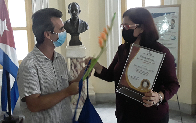 Bibliotecaria Marí­a Josefa Peralta González, ganadora del premio Dolores Vizcaya.